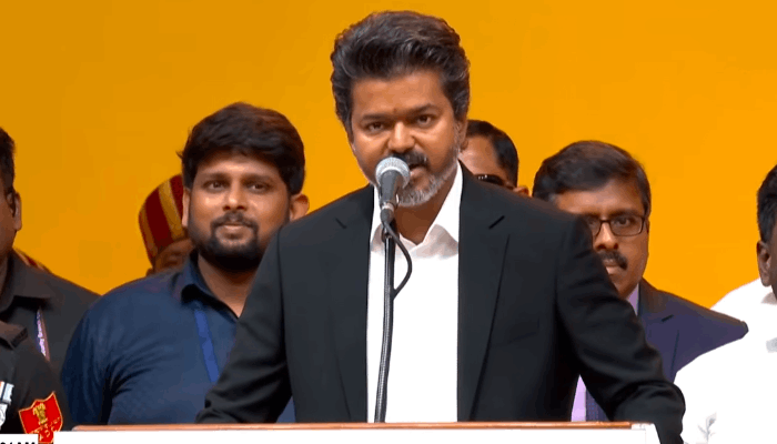 தமிழகத்தின் புதிய அத்தியாயம் – பதவியேற்றதும் 3 முக்கிய கோப்புகளில் முதலமைச்சர் விஜய் கையெழுத்து