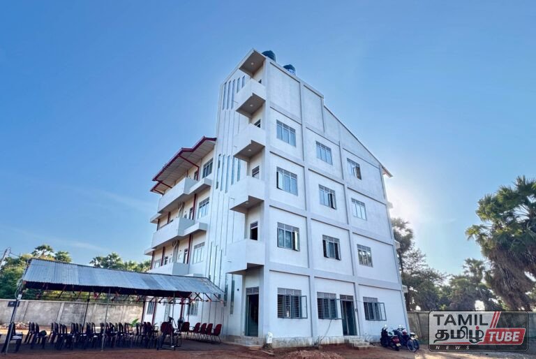 தெல்லிப்பளை ஆதார வைத்தியசாலையில் ரூ. 196.6 மில்லியன் செலவில் கட்டப்பட்ட புதிய நான்கு மாடி மருத்துவ உத்தியோகத்தர்கள் குடியிருப்பு வளாகம், சுகாதார அமைச்சரின் தலைமையில் மருத்துவப் பணியாளர்களிடம் அண்மையில் கையளிக்கப்ட்டது.